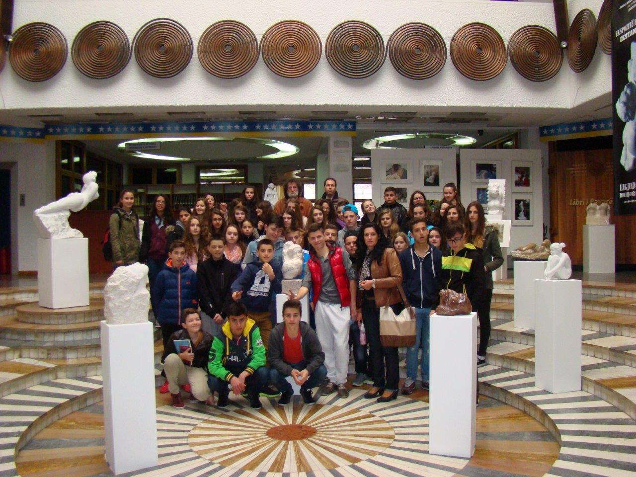 Schulklasse in der Ausstellung in Prishtina